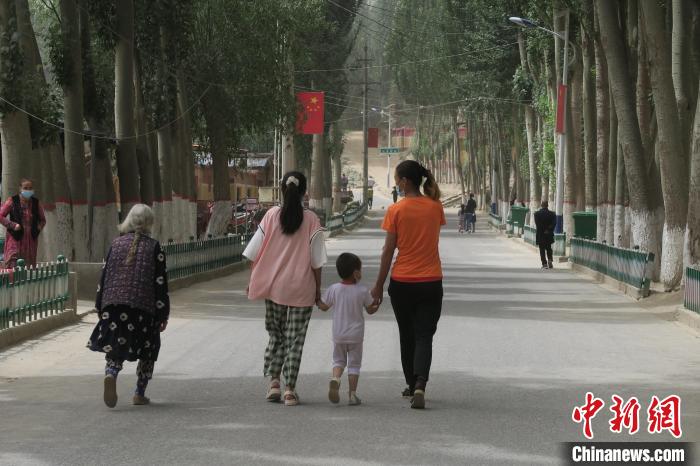 圖為進藏先遣英雄連誓師地原址所在的新疆維吾爾自治區(qū)和田地區(qū)于田縣普魯村現(xiàn)貌?！畛坛?攝