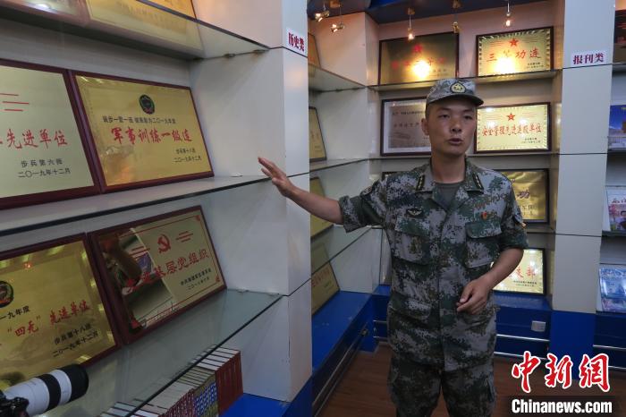 圖為南疆軍區(qū)某合成團1連連長齊楠?！畛坛?攝