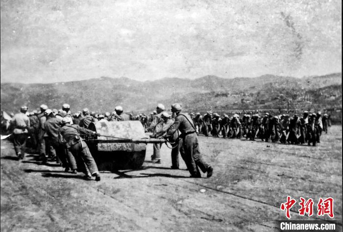 十八軍戰(zhàn)士修建機場跑道。(歷史圖片由十八軍后代張小康提供，劉炳科翻拍)