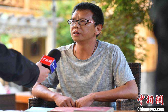 圖為和澗秋接受記者采訪?！⑷疥?yáng) 攝