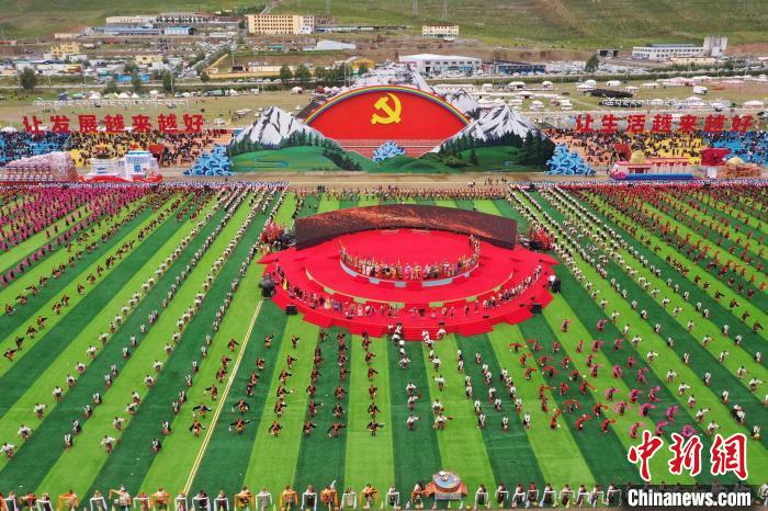 圖為玉樹藏族自治州成立70周年慶祝大會(huì)現(xiàn)場(chǎng)。　馬銘言 攝