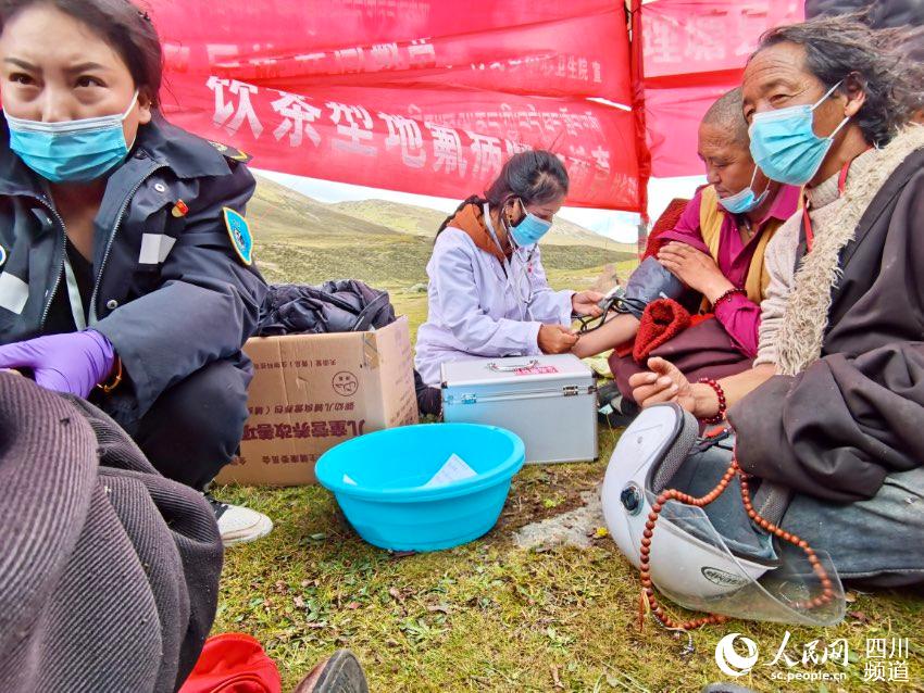 給牧民檢查身體。巴登攝