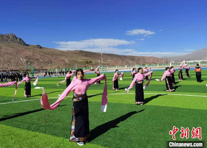 圖為青海師范大學(xué)附屬玉樹(shù)實(shí)驗(yàn)學(xué)校學(xué)生在綠茵場(chǎng)跳起囊謙古舞—卓根瑪。　白劼 攝
