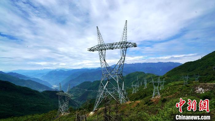 甘蜀改500千伏線路二郎山上的輸電線路鐵塔群?！∽T謝陽(yáng) 攝