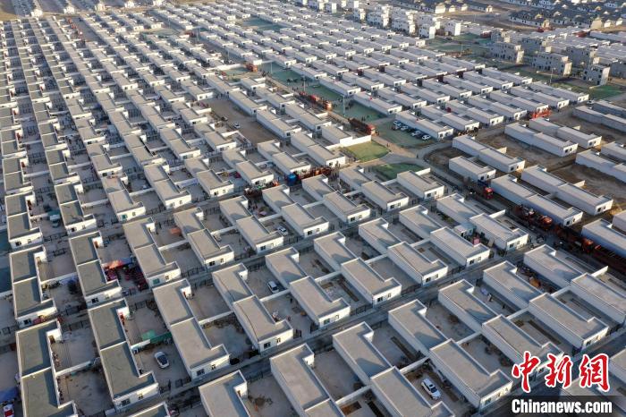 圖為蘭州新區(qū)移民安置區(qū)?！《P 攝