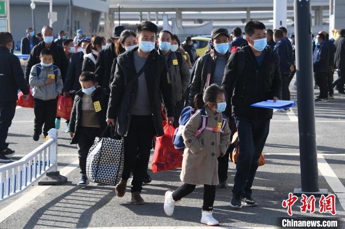 圖為搬遷民眾剛出火車站?！《P 攝