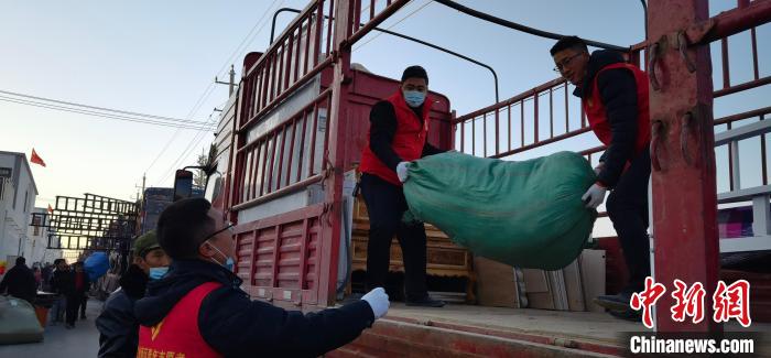 圖為志愿者幫忙搬運(yùn)家具等物資。　魏建軍 攝