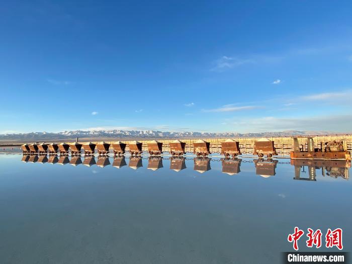 圖為小火車倒影在湖中，湖面如圖明鏡一般?！●R翔 攝
