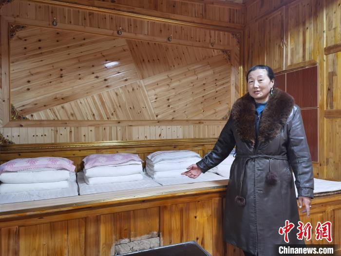 圖為德吉村村民鬧尖措介紹自家農(nóng)家樂?！∑钤鲚?攝