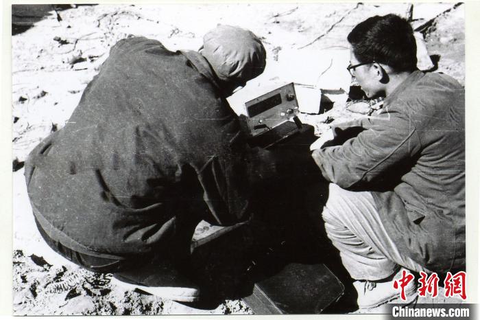 中鐵西北院科技工作者在風火山觀測站收集儀表數(shù)據(jù)。(資料圖) 中鐵西北科學研究院供圖