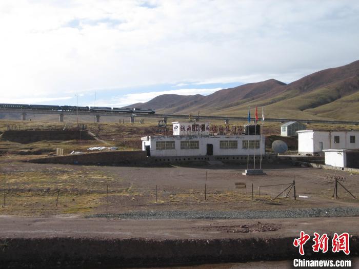 圖為青藏鐵路通車后列車經過中鐵西北院風火山觀測站。(資料圖) 中鐵西北科學研究院供圖