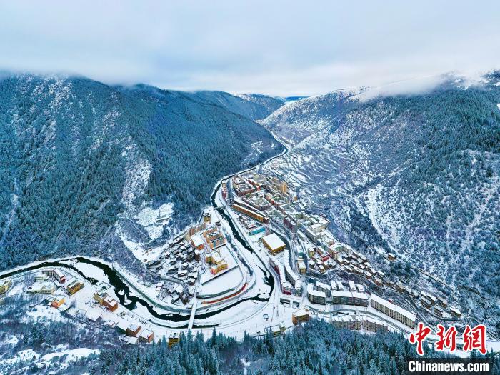 壤塘的雪后美景?！∪捞量h融媒體中心供圖