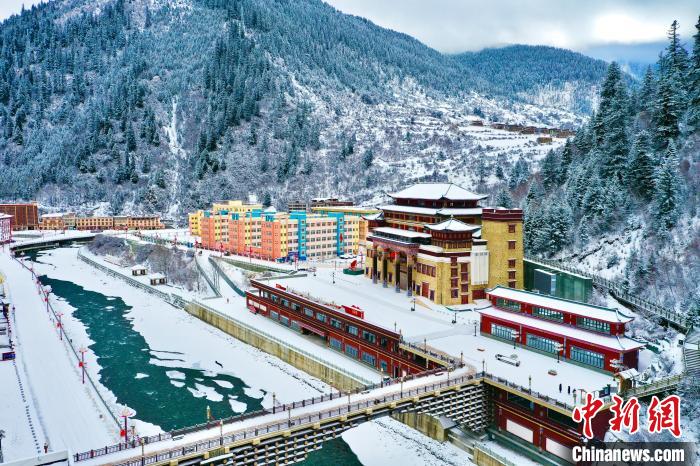 壤塘的雪后美景?！∪捞量h融媒體中心供圖
