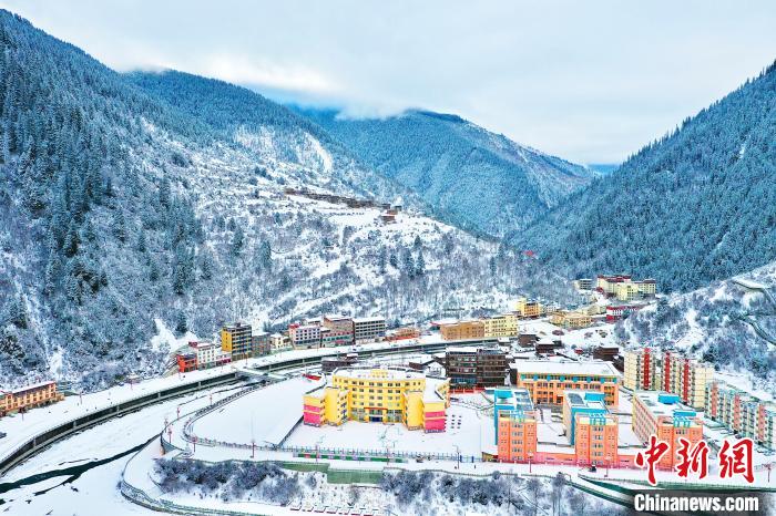 壤塘的雪后美景?！∪捞量h融媒體中心供圖