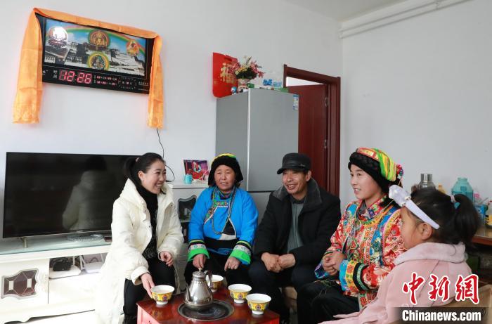 新家是兩層小樓房，一樓布置得充滿現(xiàn)代感，喝著藏式奶茶，一家人聊著今年春節(jié)怎么過。　丁思 攝