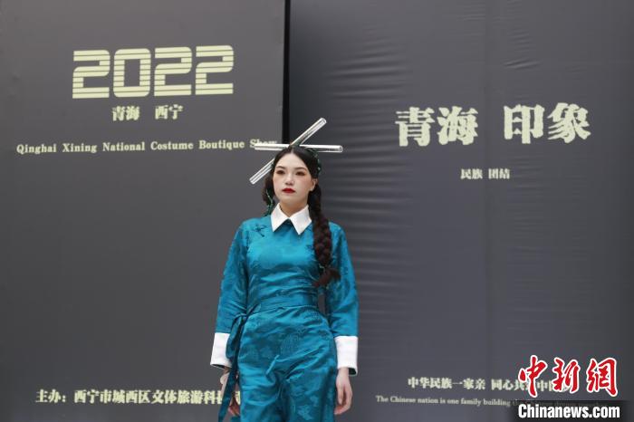 圖為模特展示少數(shù)民族服飾?！●R銘言 攝