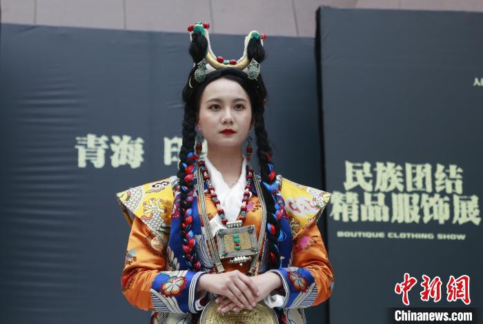 圖為模特展示藏族服飾。　馬銘言 攝