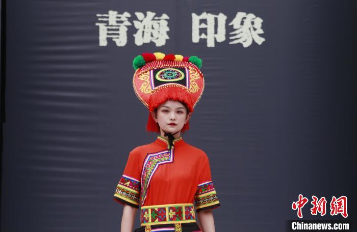 圖為模特展示土族服飾。　馬銘言 攝