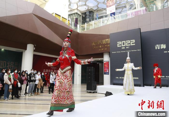 圖為模特身穿民族服飾進(jìn)行走秀?！●R銘言 攝