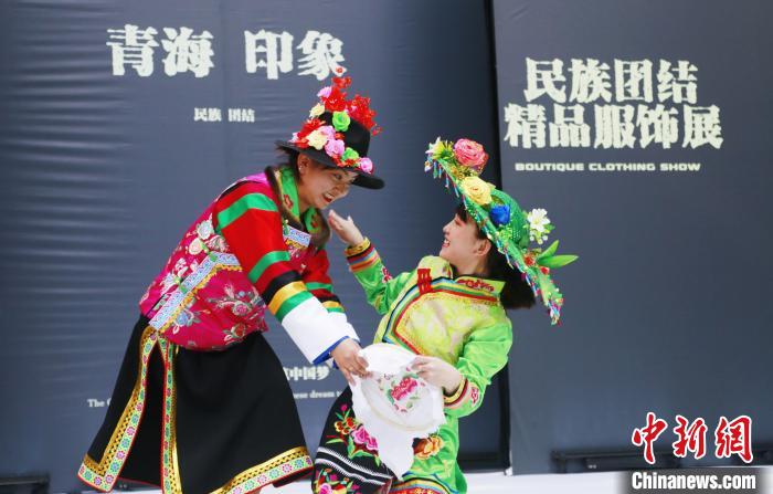 圖為模特身穿土族服飾進(jìn)行“土族刺繡”表演。　馬銘言 攝