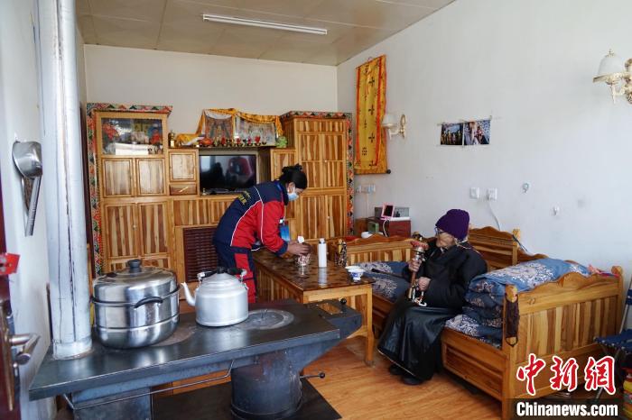 圖為敬老院護(hù)工為老人打掃屋內(nèi)衛(wèi)生?！●R銘言 攝