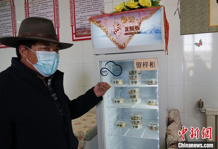 圖為敬老院院長(zhǎng)德高介紹，老人們的三餐均有留樣記錄。　馬銘言 攝