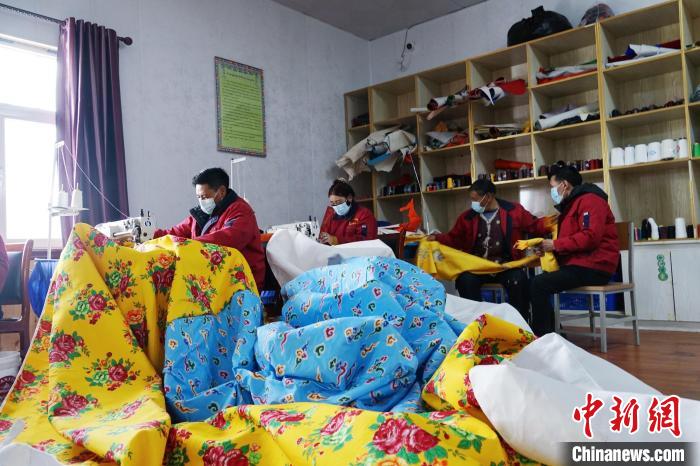 圖為工人們正在制作帳篷。　馬銘言 攝