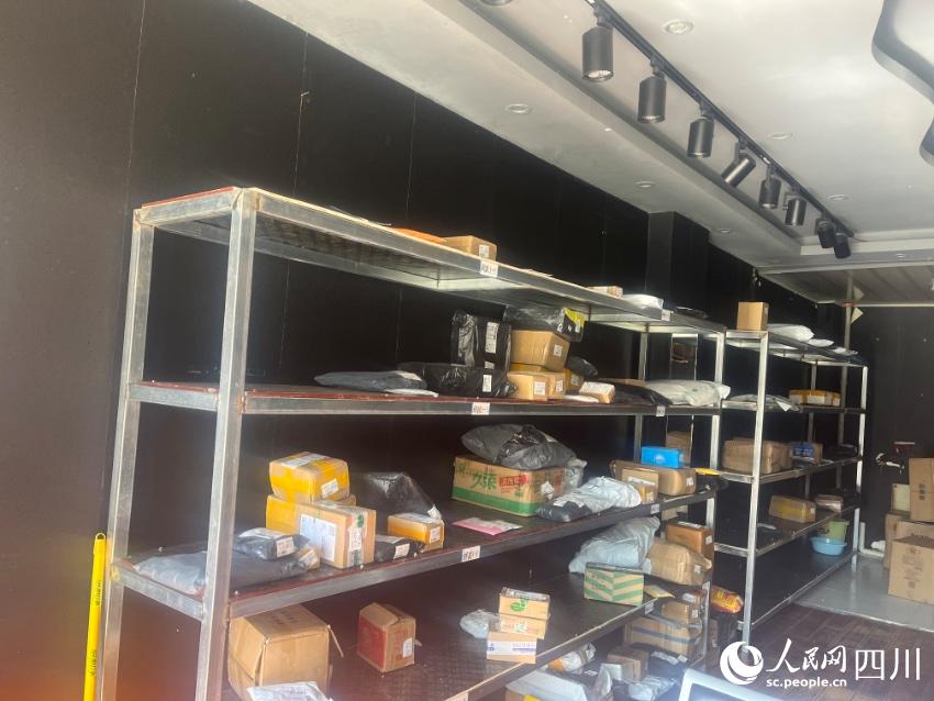 縣城自提點包裹。諸葛輝攝