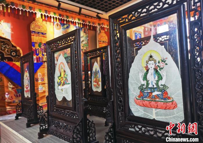 圖為久美尖措創(chuàng)作的藝術(shù)品?！?zhí)砀?攝