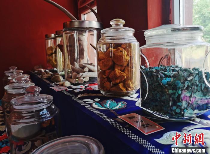 圖為唐卡繪畫礦物顏料展示?！?zhí)砀?攝