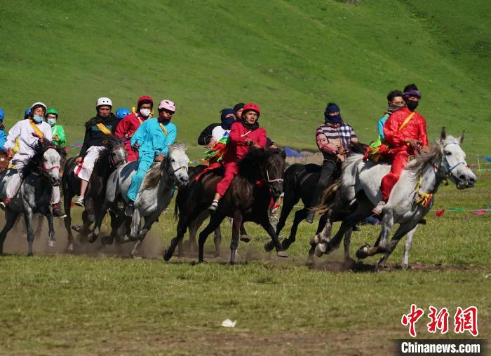 圖為選手進(jìn)行3000米賽馬比賽?！●R銘言 攝