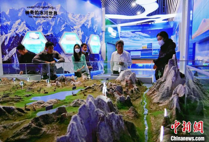 圖為中外嘉賓在玉樹(shù)州博物館內(nèi)參觀?！●R銘言 攝
