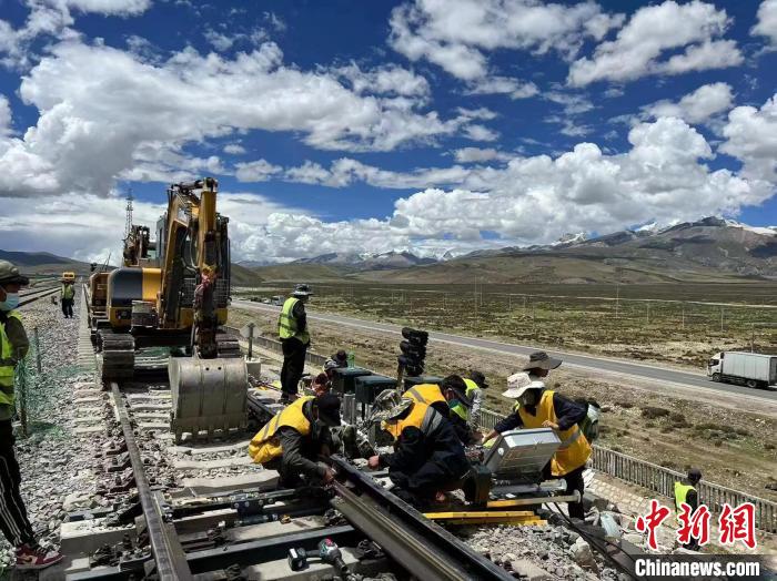 圖為青藏鐵路基礎設施“升級換代”施工現場?！‖F場作業(yè)人員供圖