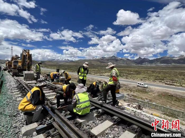 圖為青藏鐵路基礎設施“升級換代”施工現場。　現場作業(yè)人員供圖