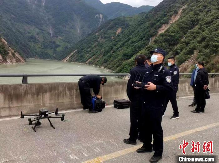 民警組成的搜尋隊(duì)利用無(wú)人機(jī)在震區(qū)開(kāi)展空中巡查?！「首沃莨簿止﹫D