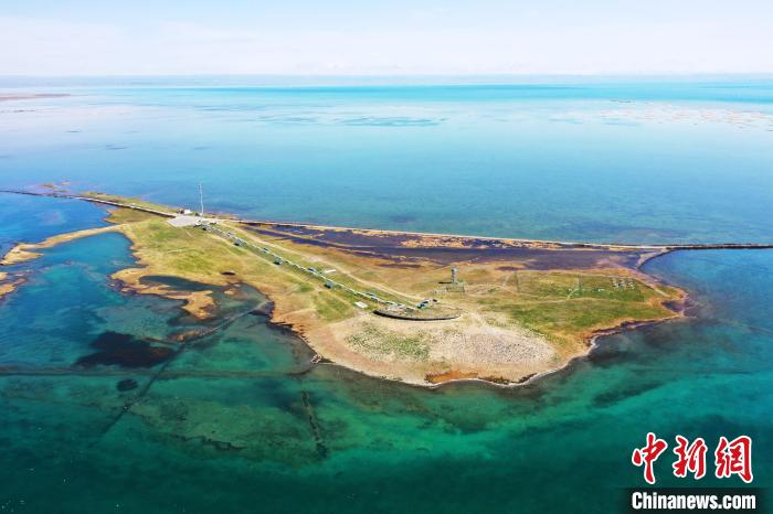 圖為無人機航拍青海湖?！≮w海梅 攝