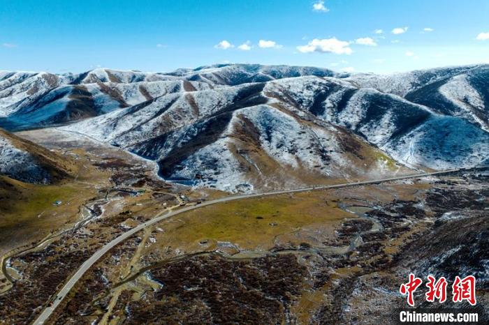西成高鐵紅原2號(hào)隧道出口附近山頭已被雪覆蓋?！⒅铱?攝