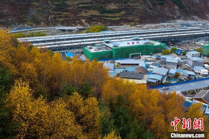 正在建設(shè)的成蘭鐵路松潘站。　劉忠俊 攝