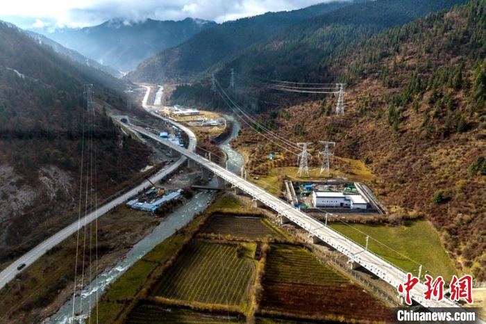 穿越山谷的成蘭鐵路川主寺至黃勝關(guān)段?！⒅铱?攝