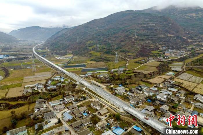 成蘭鐵路松潘右所屯岷江雙線特大橋。　劉忠俊 攝
