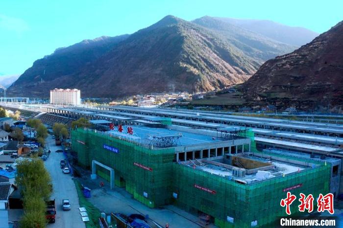 正在建設(shè)中的成蘭鐵路松潘站?！⒅铱?攝