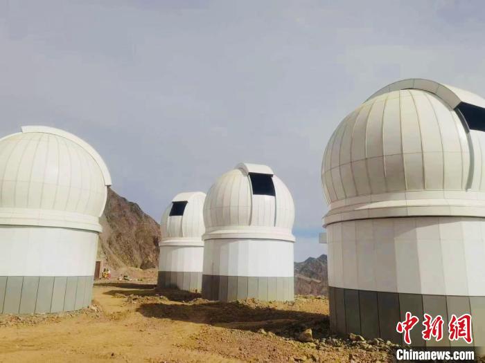 圖為南京大學(xué)時域天文臺望遠鏡圓頂安裝完畢。　冷湖科創(chuàng)園區(qū)管委會 供圖