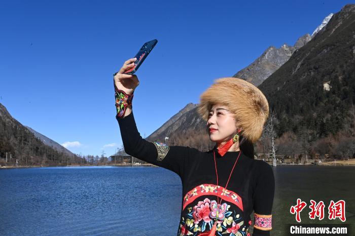 游人在畢棚溝景區(qū)拍照留念?！“苍?攝