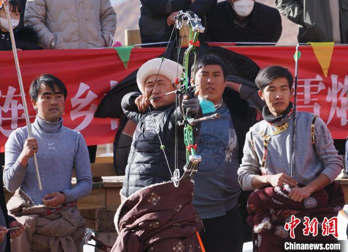圖為藏族民眾比拼射箭技藝?！●R銘言 攝