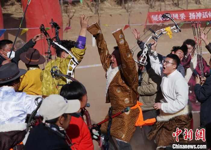 圖為藏族民眾跺腳歡呼慶祝弓箭手射中靶心?！●R銘言 攝