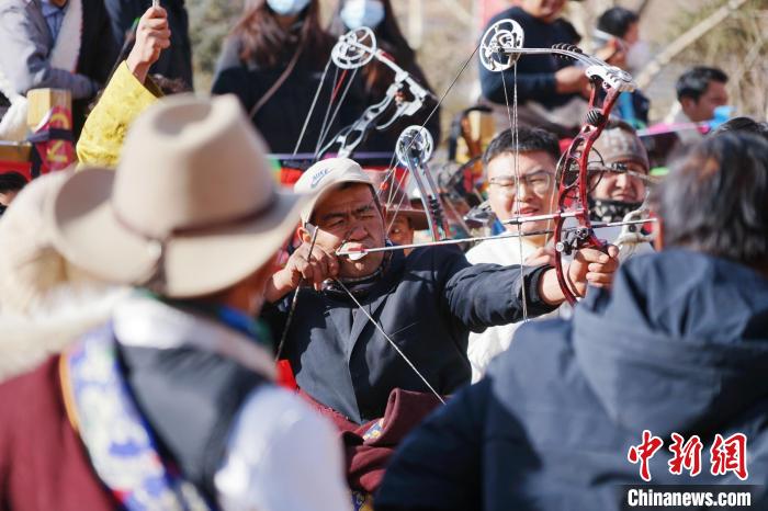 圖為藏族民眾比拼射箭技藝?！●R銘言 攝