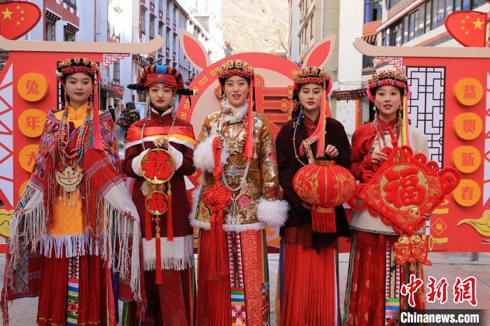 丹巴美女送祝福，迎新年。　李永安 攝