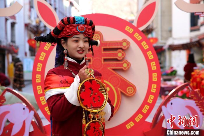 身著嘉絨藏族服飾的丹巴女孩送祝福?！〖o 攝