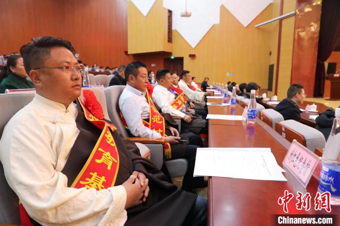 圖為玉樹州民族團(tuán)結(jié)進(jìn)步創(chuàng)建工作推進(jìn)會(huì)現(xiàn)場(chǎng)?！『F龍 攝