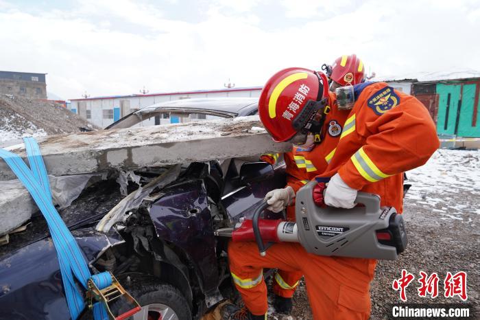 圖為地震實(shí)戰(zhàn)拉動(dòng)現(xiàn)場，參演人員進(jìn)行車輛破拆?！∮駱湎拦﹫D